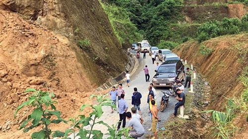 多条道路发生山体滑坡，导致交通中断。（图片来源：因特网）