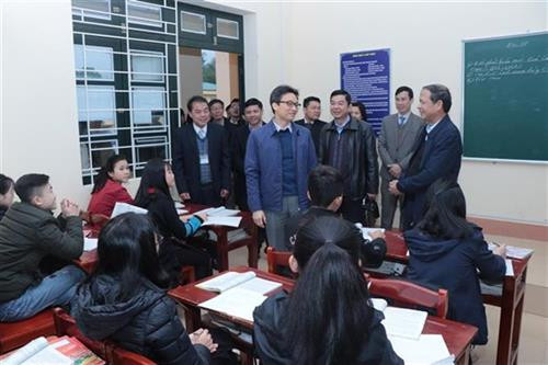 武德儋与Cho Moi民族寄宿制高中学校师生亲切交谈。图自越通社