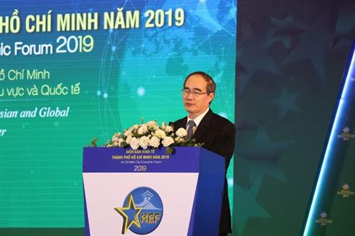 越共中央政治局委员、胡志明市委书记阮善仁在会上发言。图自越通社 越共中央政治局委员、胡志明市委书记阮善仁在会上发言。图自越通社