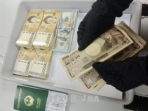 新山一海关查获藏匿未报关的巨额外币。（图片来源：越通社）