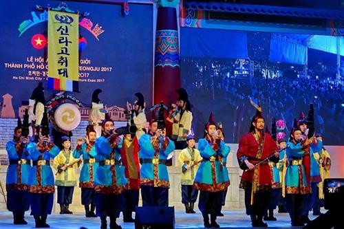 胡志明市—庆州市世界文化节开幕式的表演节目。（图片来源：越通社）