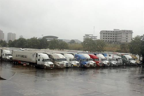 大批农产品到达口岸等待清关。图自互联网