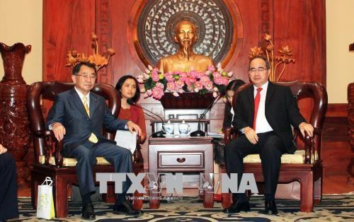 胡志明市市委书记阮善仁会见日本湄公河议员联盟主席盐谷立。（图片来源：越通社）