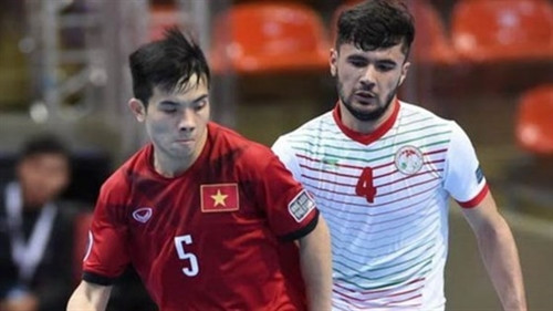 越南U20五人制足球队（红衣）取得开门红（图：体育报）