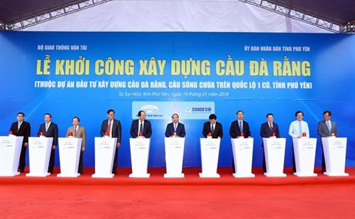 阮春福出席横跨寺江的Da Rang大桥开工仪式。（图片来源：越通社）