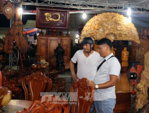 2017年坚江省农业与渔业节上的展位。(图片来源:越通社) 2017年坚江省农业与渔业节上的展位。(图片来源:越通社)