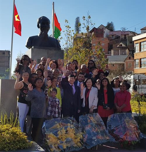 黎辉黄和旅居马达加斯加越南人代表合影。 图自越通社