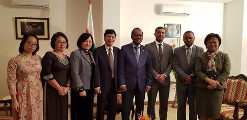 黎辉黄拜会了马达加斯加参议院议长里武·拉库图沃（Rakotovao Rivo）