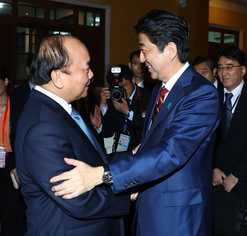 资料图：越南政府总理阮春福与日本首相安倍晋三。（图片来源：越通社）