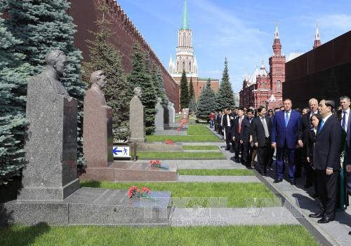 陈大光一行来到克林姆林宫墙纪念区。(图片来源:越通社) 陈大光一行来到克林姆林宫墙纪念区。(图片来源:越通社)