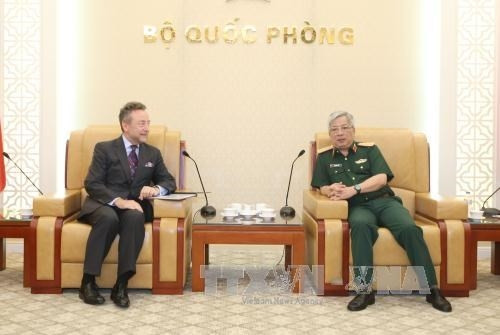阮志咏（右）与捷克驻越大使格雷普尔。（图片来源：越通社）