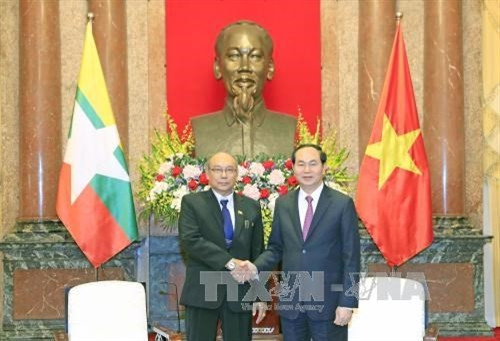 陈大光(右）会见缅甸议会上院议长兼议会议长曼温凯丹。（图片来源：越通社）