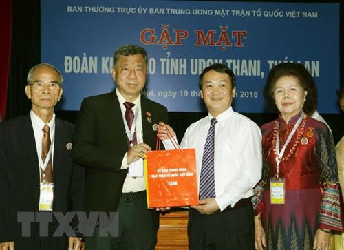 越南祖国阵线中央委员会副主席兼秘书长候阿令向侨胞们赠送礼物。(图片来源:越通社) 越南祖国阵线中央委员会副主席兼秘书长候阿令向侨胞们赠送礼物。(图片来源:越通社)