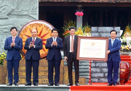 阮春福总理向河内市和栋多区领导代表授予“栋多丘”国家级特别遗迹区证书。（图片来源：越通社）