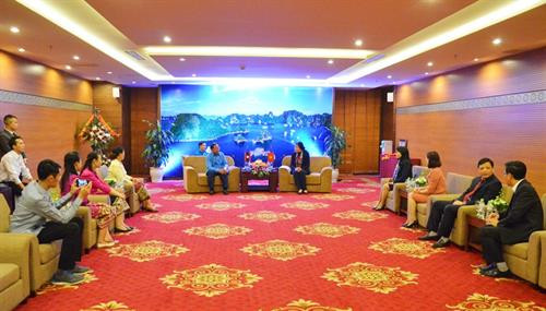 越南广宁省委常务副书记杜氏黄会见老挝华潘省省委副书记兼人民议会主席坎文•本塔冯。（图片来源：http://baoquangninh.com.vn）