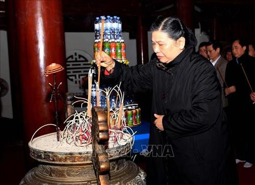 丛氏放上香缅怀越南烈士。图自越通社