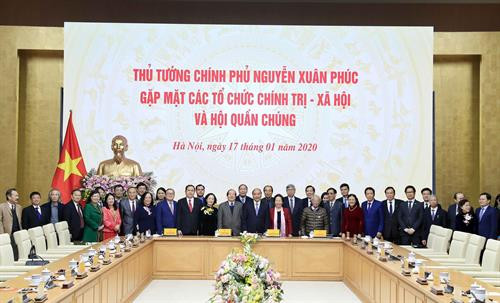 阮春福和与会代表合影。图自越通社 阮春福和与会代表合影。图自越通社