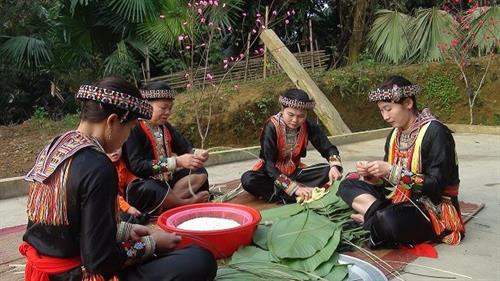 红瑶族妇女做传统“古”饼。图自越南之声