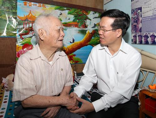 武文赏前来慰问现年96岁的作曲家阮文子。（图片来源：越通社）
