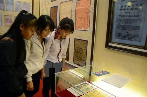 太原省学生参观展会。（图片来源：越通社）