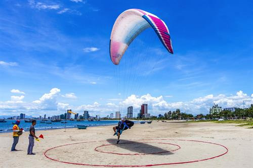 同奈省测站山被评为全国最理想的滑翔伞基地。图自http://tuoitre.vn