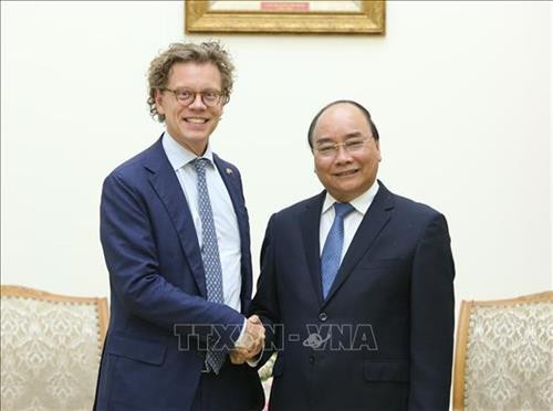 越南政府总理阮春福会见瑞典驻越南大使佩雷里克•霍格贝尔格。图自越通社