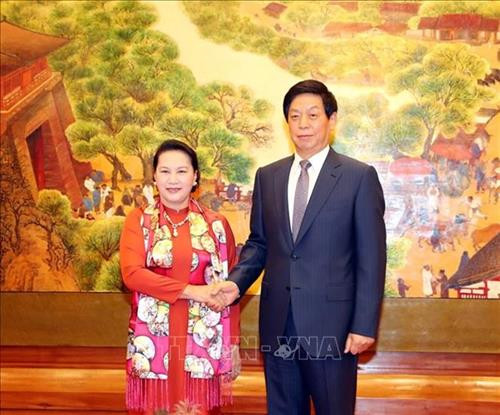 中共中央政治局常委、全国人大常委会委员长栗战书热烈欢迎阮氏金银来华访问。图自越通社