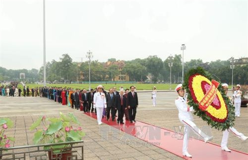 开幕之前，党、国家领导人和国会代表前往胡志明主席陵墓敬献花圈。