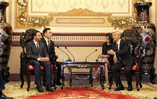 胡志明市人民委员会副主席武文欢会见阿联酋经济部次长阿卜杜拉。图自越通社