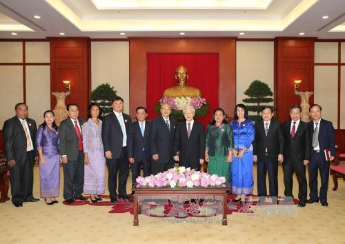 越共中央总书记阮富仲与柬埔寨人民党中央监察委员会代表团合影。(图片来源:越通社) 越共中央总书记阮富仲与柬埔寨人民党中央监察委员会代表团合影。(图片来源:越通社)