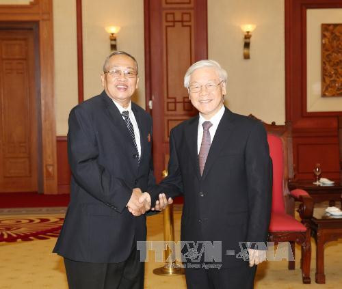 越共中央总书记阮富仲(右)会见柬埔寨人民党中央监察委员会主席、柬埔寨参议院第一副主席奈北纳。(图片来源:越通社) 越共中央总书记阮富仲(右)会见柬埔寨人民党中央监察委员会主席、柬埔寨参议院第一副主席奈北纳。(图片来源:越通社)