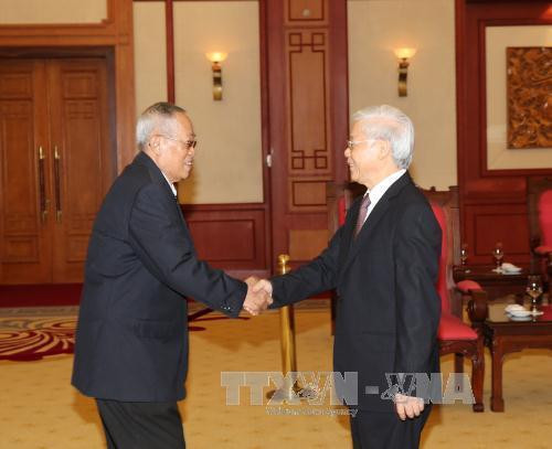 越共中央总书记阮富仲(右)会见柬埔寨人民党中央监察委员会主席、柬埔寨参议院第一副主席奈北纳。(图片来源:越通社) 越共中央总书记阮富仲(右)会见柬埔寨人民党中央监察委员会主席、柬埔寨参议院第一副主席奈北纳。(图片来源:越通社)