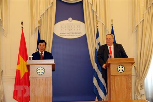 越南政府副总理兼外交部长范平明与希腊外长克奇亚斯举行记者会(图片来源:越通社) 越南政府副总理兼外交部长范平明与希腊外长克奇亚斯举行记者会(图片来源:越通社)