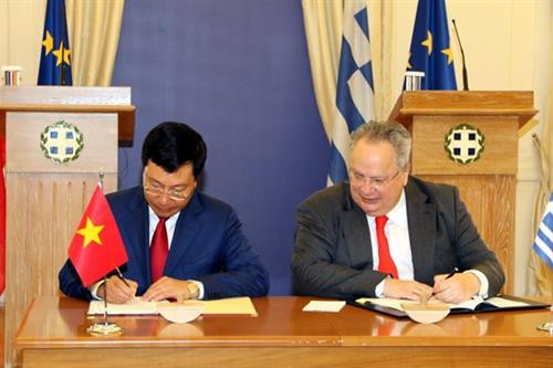 越南政府副总理兼外交部长范平明与希腊外长克奇亚斯签署合作协议。(图片来源:越通社) 越南政府副总理兼外交部长范平明与希腊外长克奇亚斯签署合作协议。(图片来源:越通社)