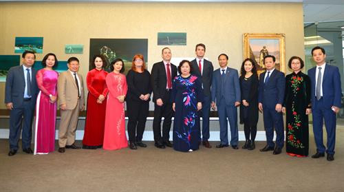 双方代表合影。图自越通社