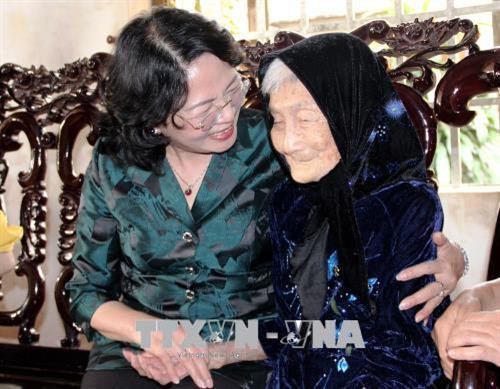 邓氏玉盛详细询问范氏缘身体健康和家庭生活情况。（图片来源：越通社）