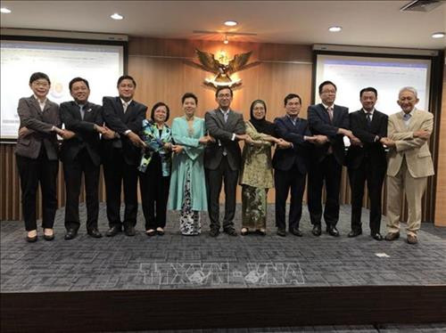 东盟和平与和解研究院执委会成员合影。图自越通社