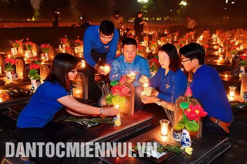 嘉莱省领导向嘉莱省领导诸博容县英雄母亲赠送慰问品。记者 德瑞 摄 西贡新港总公司向嘉莱省拉格莱县革命战争时期有功人员家庭提兴建房屋援助资金，总额达500万越盾。记者 德瑞 摄 莱省共青团在伤残军人与列十日之际来到各烈士陵园为烈士们烧香。记者 德瑞 摄