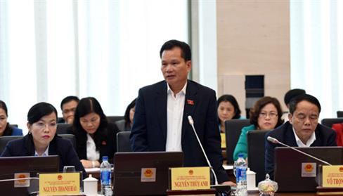 与会代表在质询会上提出问题。（图片来源：越通社）
