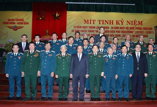 阮春福总理与防空空军军种将领和军官合影。越通社记者 统一 摄 阮春福总理与防空空军军种将领和军官合影。越通社记者 统一 摄