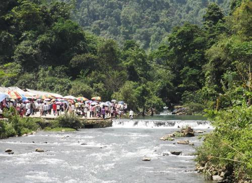 参观者在高平省山水地质公园。(图片来源:因特网) 参观者在高平省山水地质公园。(图片来源:因特网)