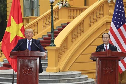 越南国家主席陈大光与美国总统特朗普召开联合新闻发布会。（图片来源：越通社）