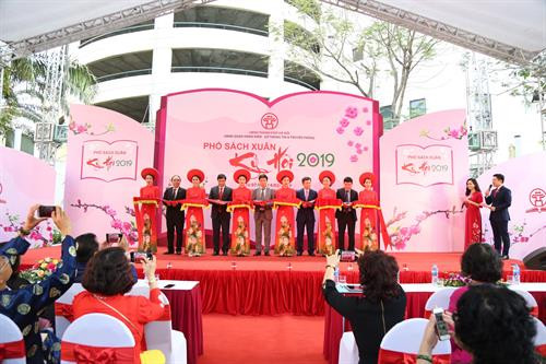2019己亥年春节书街活动开幕 。图自越通社