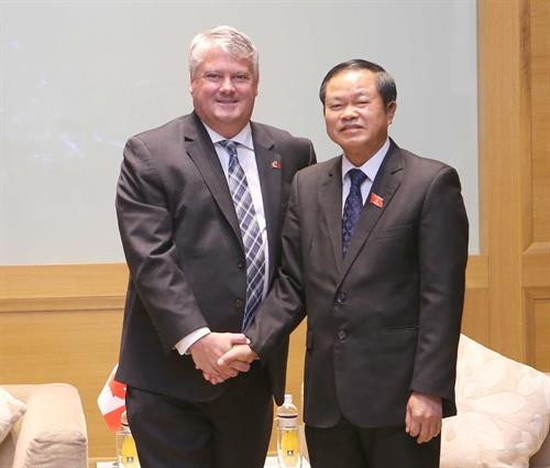 越南国会副主席杜伯巳与加拿大参议员约瑟夫·戴伊。（图片来源：越通社）