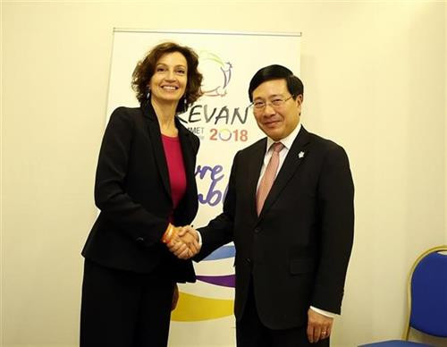 越南政府副总理兼外长范平明会见联合国教科文组织总干事奥黛丽·阿祖拉。（图片来源：越通社）