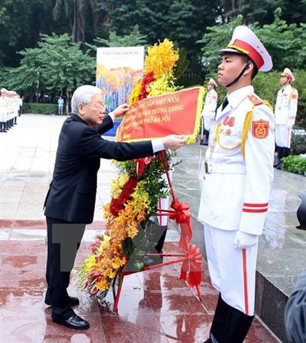越共中央总书记阮富仲在列宁塑像敬香花篮。（图片来源：越通社）