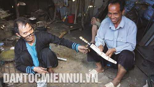 蒙族人需花3到4个小时来锻造一把刀子。