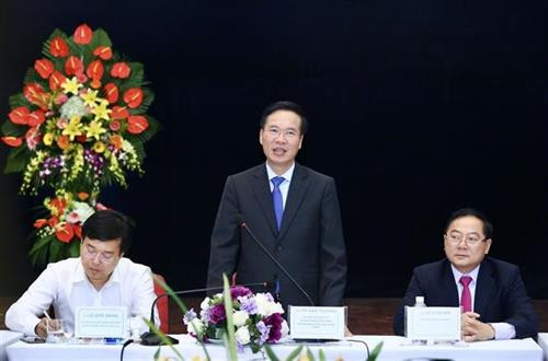 越共中央宣教部部长武文赏与《前锋报》编辑部主要领导举行工作会谈。（图片来源：越通社）