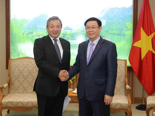 越南政府副总理王廷惠（右）与三菱汽车集团副总裁Kozo Shiraji（图片来源：越通社）