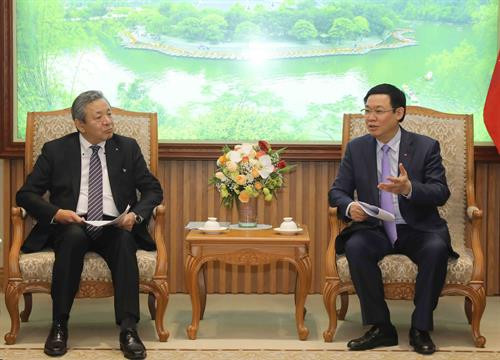 越南政府副总理王廷惠（右）与三菱汽车集团副总裁Kozo Shiraji（图片来源：越通社）